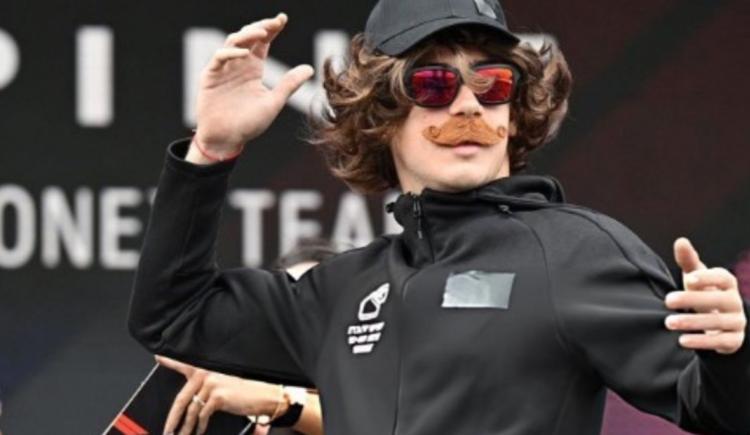Imagen de La sorprendente llegada de Franco Colapinto al Fan Zone de Interlagos