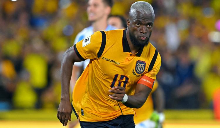 Imagen de Enner Valencia puso en ventaja a Ecuador con un polémico penal