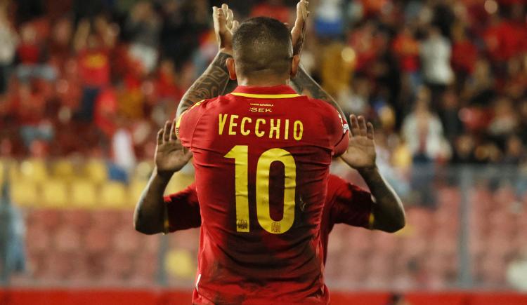 Imagen de Es oficial: Emiliano Vecchio volvió al fútbol argentino