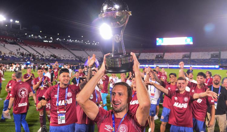 Imagen de La inmensa alegría de Izquierdoz, el capitán que volvió y alcanzó la gloria con Lanús