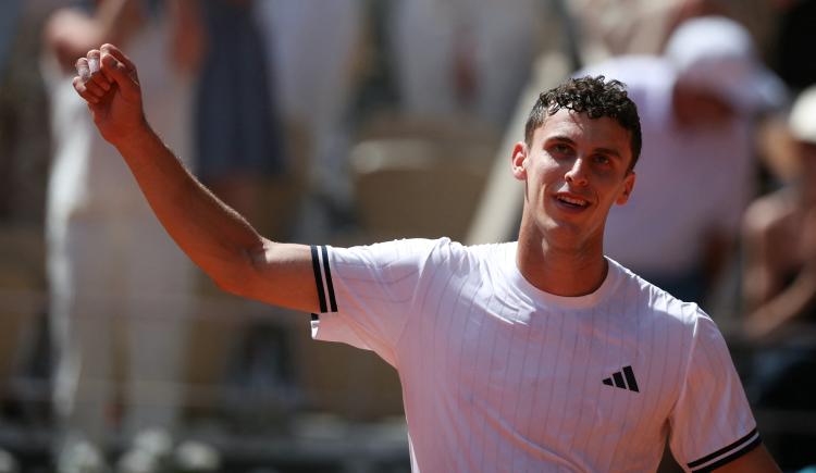 Imagen de ¡Batacazo para la historia!: Juan Manuel Cerúndolo bajó al N° 1 del mundo en Roland Garros