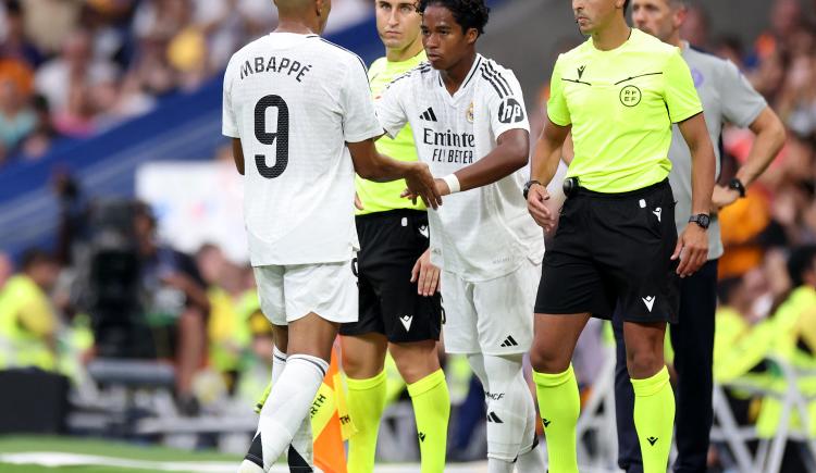 Imagen de Endrick le robó el protagonismo a Mbappé en su estreno en el Bernabéu