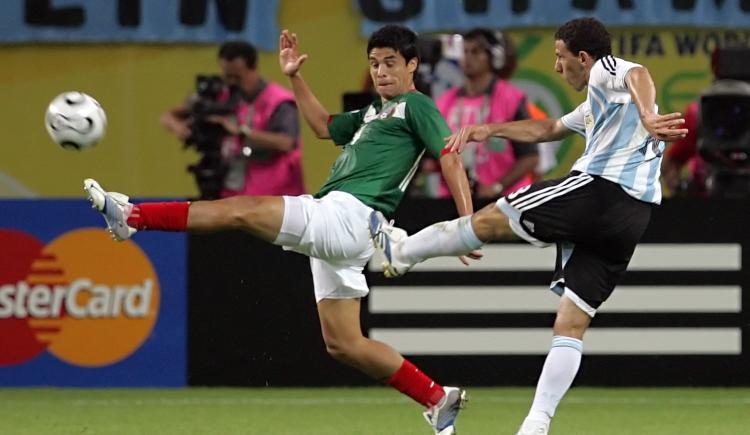Imagen de Increíble pero real: Ricardo La Volpe insultó a la mamá de Maxi Rodríguez por el golazo a México en el Mundial 2006