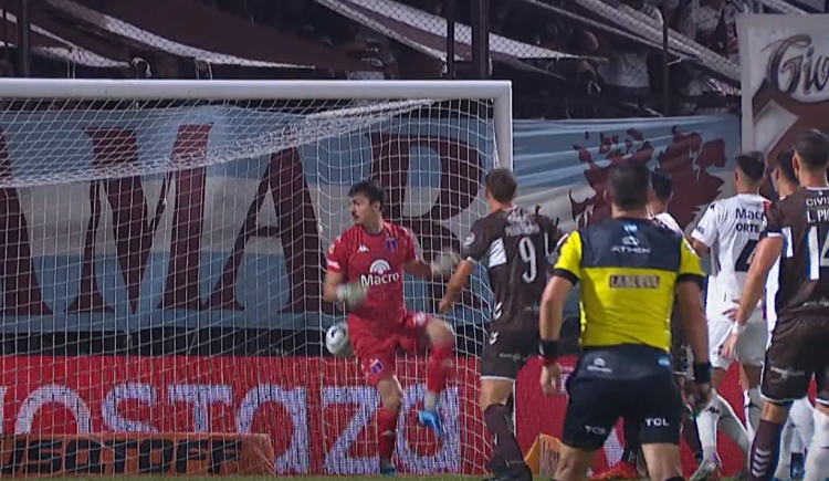 Imagen de El increíble blooper de Tagliamonte que terminó en gol de Platense