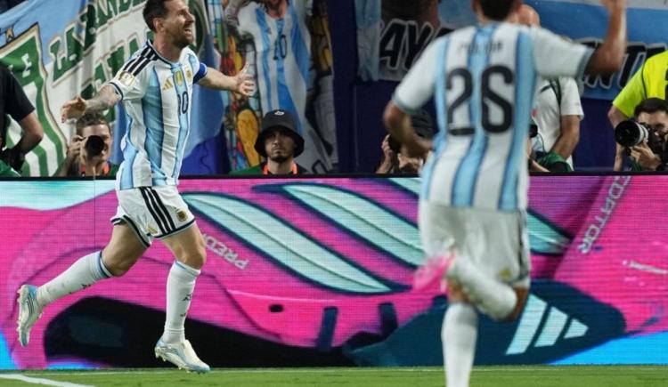 Imagen de El récord desconocido de Maradona y Di María que Lionel Messi igualó tras marcar ante Argelia