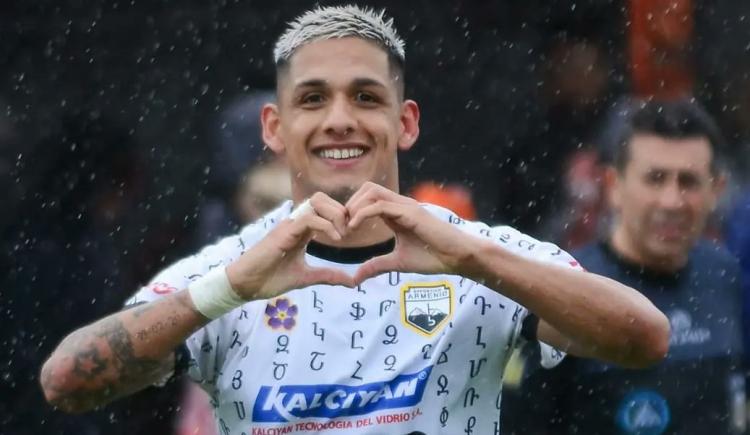 Imagen de El héroe de Armenio que le hizo tres goles a Talleres y vende mates para salir adelante
