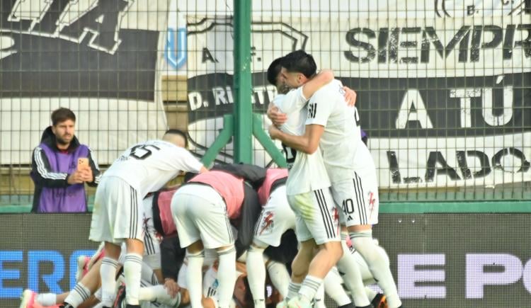 Imagen de Riestra le dio un cachetazo más al Lobo herido y avanzó en la Copa Argentina