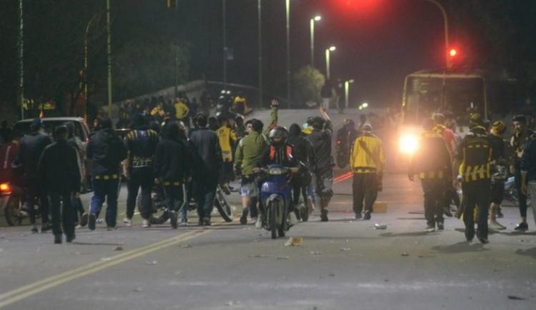 Imagen de Violencia en el Ascenso: enfrentamiento entre barras de Olimpo