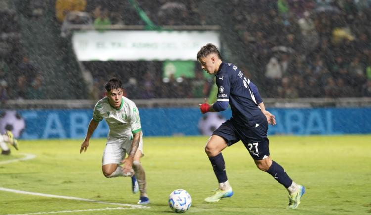 Imagen de Por la fuerte lluvia se suspendió Banfield-Independiente a los 23 minutos del segundo tiempo
