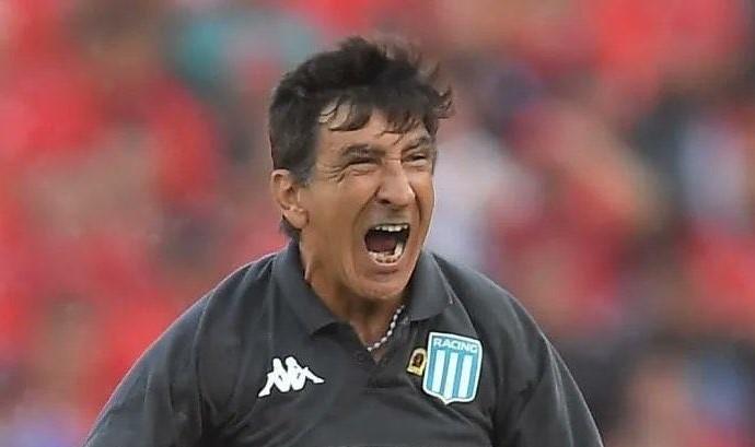 Imagen de Dorado y crocante: el inesperado trofeo que recibió Gustavo Costas