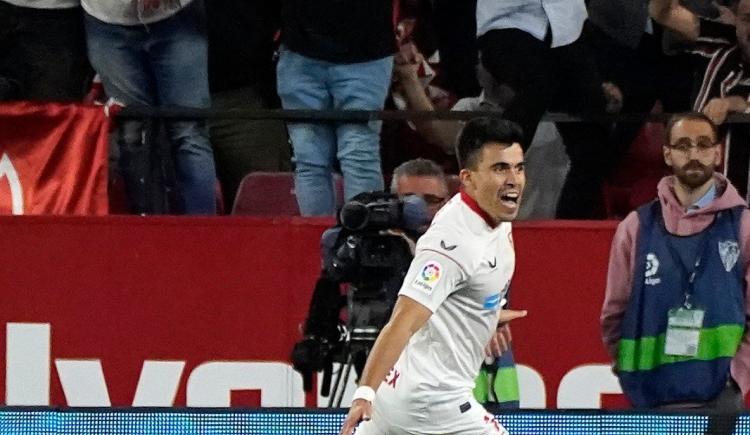 Imagen de Gol y expulsión de Marcos Acuña en el empate de Sevilla