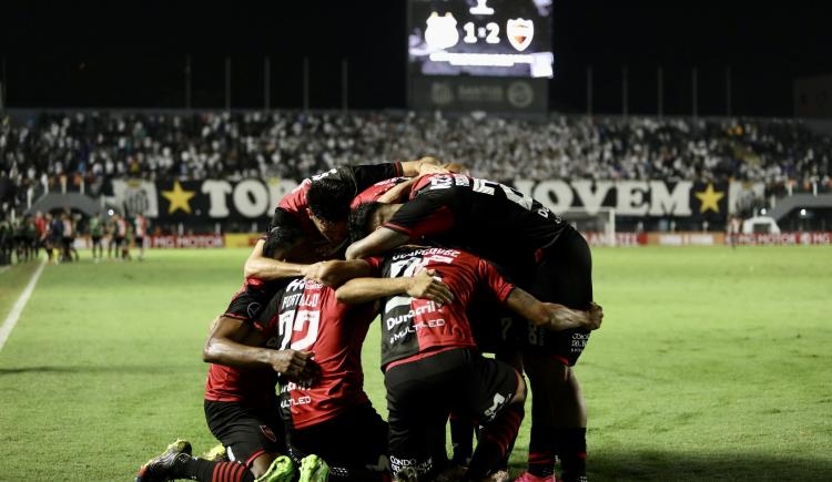 Imagen de Newells ganó en Brasil y clasificó con puntaje perfecto