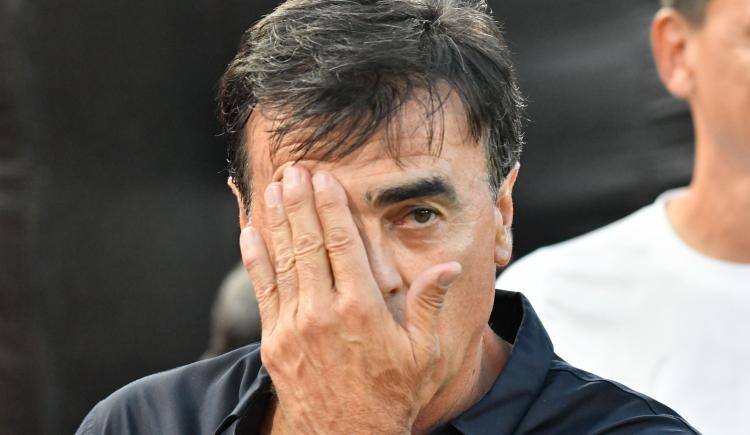 Imagen de Gustavo Quinteros, entre el enojo por la salida de Ruiz y la preocupación por el nivel de Independiente