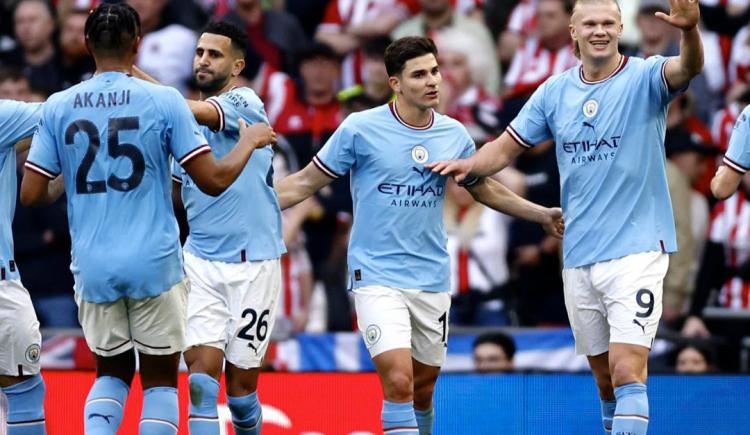 Imagen de Con Julián Álvarez de titular, Manchester City es finalista de la FA CUP