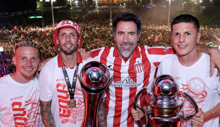 Imagen de La tajante respuesta de Eduardo Domínguez a los hinchas de Estudiantes que cantaban por su continuidad