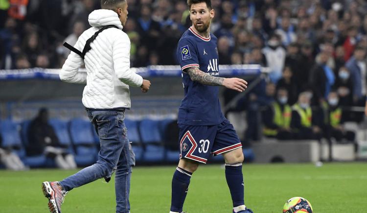 Imagen de UN HINCHA FRENÓ UN ATAQUE DE LEO MESSI EN PLENO PARTIDO