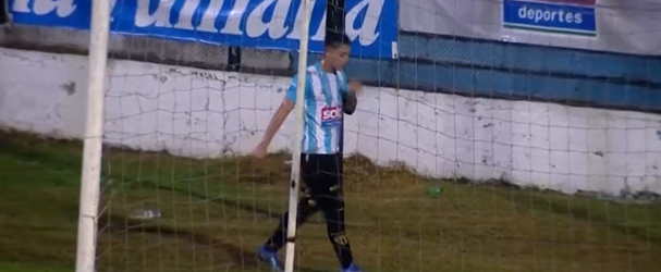 Imagen de Insólita expulsión en el ascenso: vio la roja por orinar en la cancha