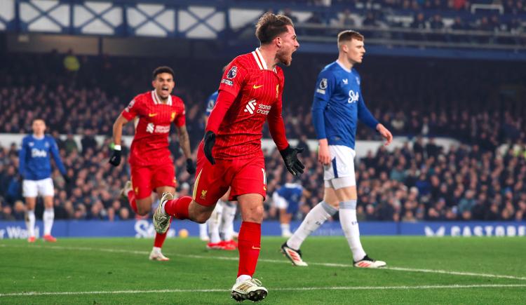 Imagen de Mac Allister anotó de cabeza ante Everton, en un Derbi de Merseyside que tuvo un final para el infarto