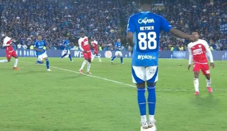 Imagen de Se paró arriba de la pelota como el Colo Barco y se armó un escándalo: la curiosa reacción del árbitro