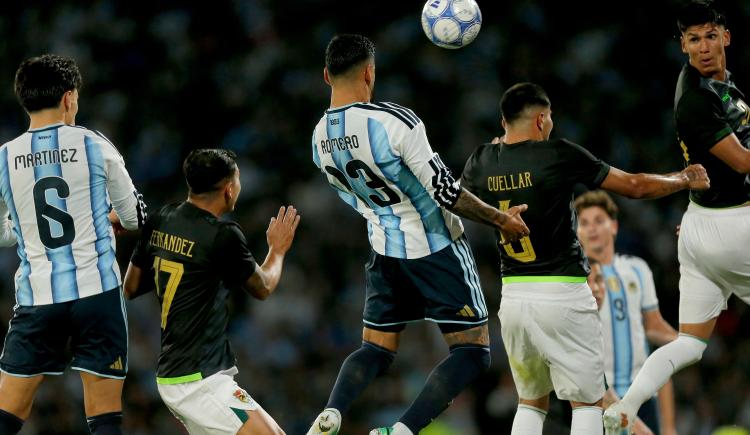 Imagen de Especialistas en las alturas: los máximos goleadores de cabeza en la historia de la Selección Argentina