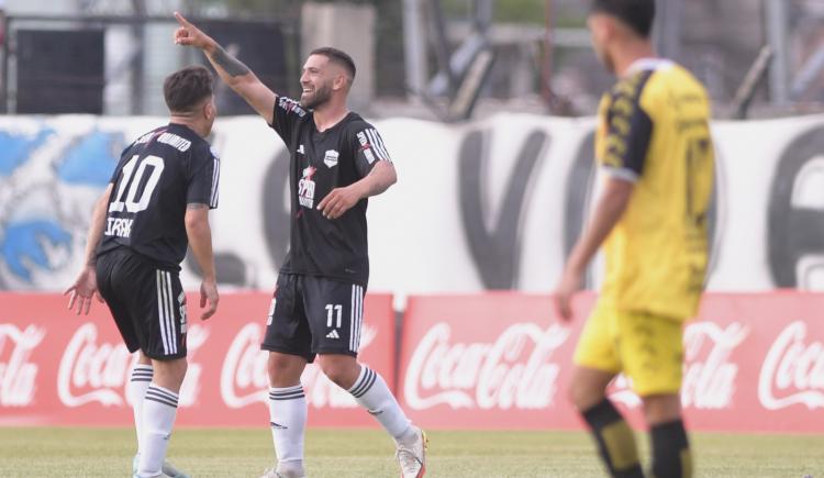 Imagen de Riestra venció 2-0 a Almirante Brown en la ida de las semifinales del Reducido