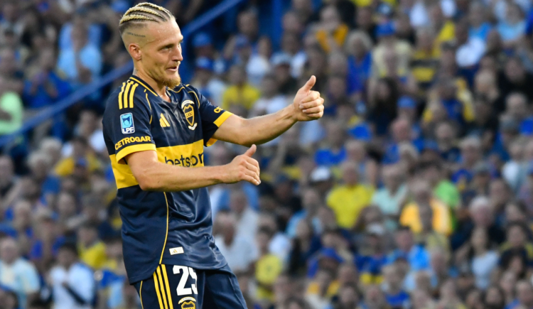 Imagen de Los fuertes deseos de Santiago Ascacibar con la camiseta de Boca