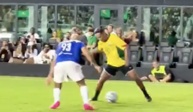 Imagen de El video viral que no sabías que necesitabas: Ronaldinho vs. El guardaespaldas de Messi