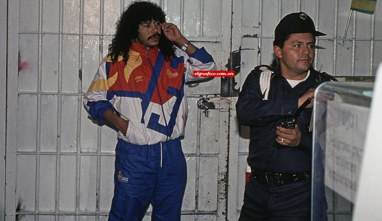 Imagen de 1993. Higuita en un arco de rejas