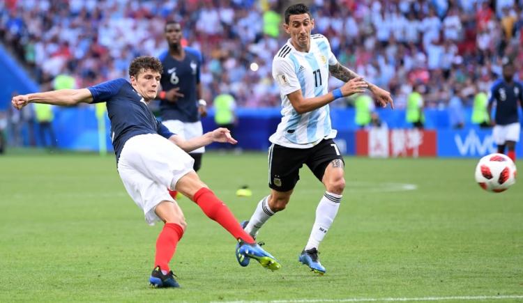 Imagen de Benjamin Pavard y el cuadro que recuerda su gol contra Argentina