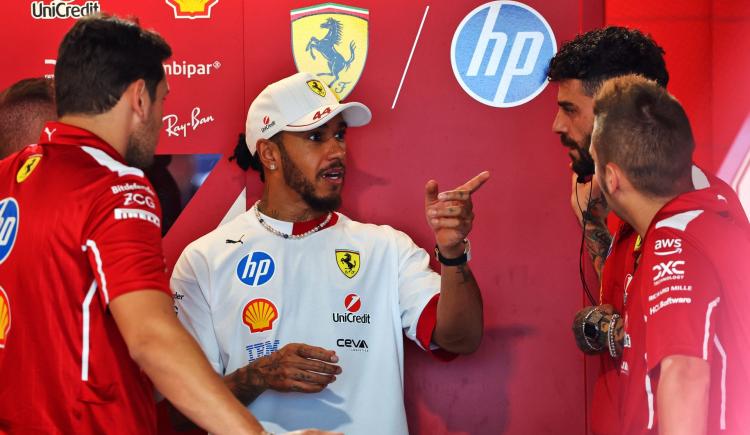 Imagen de Lewis Hamilton reveló qué le dijo al jefe de Ferrari tras su polémico radio
