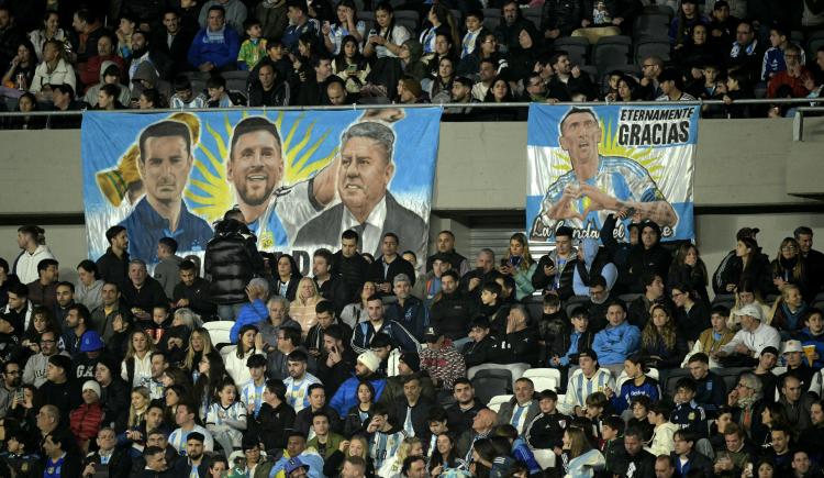 Imagen de Colorido en las tribunas: el duelo de canciones en el Monumental