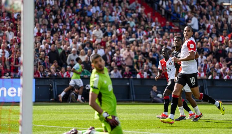 Imagen de Feyenoord humilló al Ajax de Rulli y se impuso 6-0 en un clásico histórico