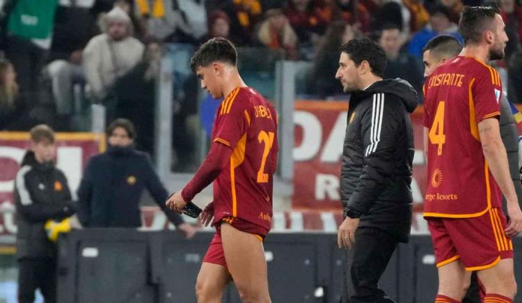 Imagen de Preocupación en Roma: Paulo Dybala salió lesionado