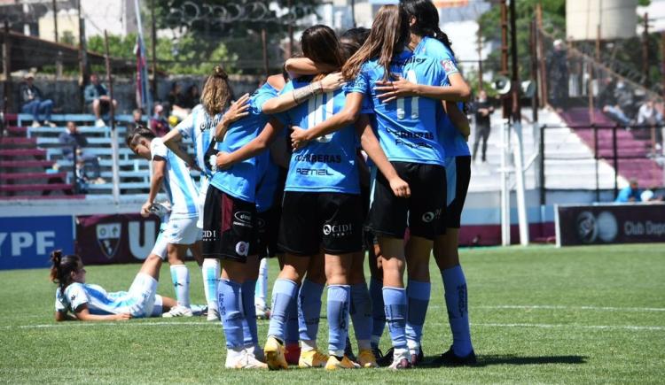 Imagen de UAI URQUIZA GOLEÓ 4 A 2 A RACING Y ES SEMIFINALISTA DEL CLAUSURA FEMENINO