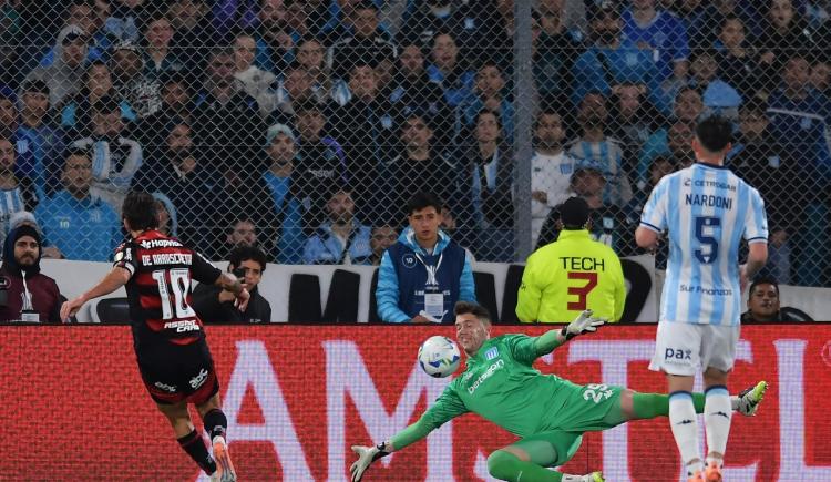 Imagen de Dio la cara: Las dos atajadas de Cambeses que mantienen con vida a Racing