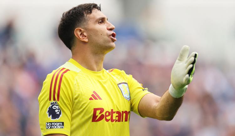 Imagen de Dibu Martínez brilló con dos atajadones y una valla invicta en su regreso al arco de  Aston Villa