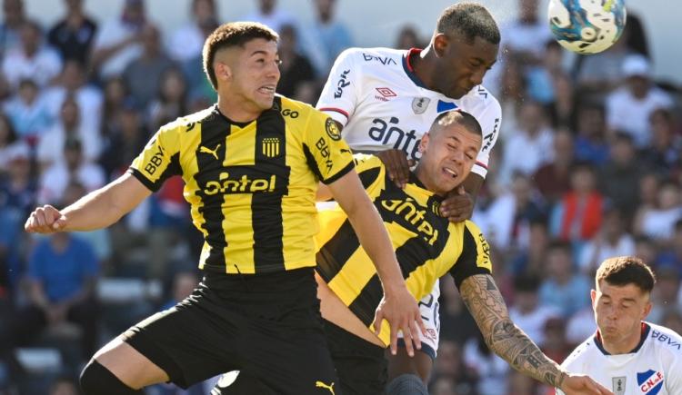 Imagen de Nacional y Peñarol igualaron en un clásico con 4 goles y 4 expulsiones