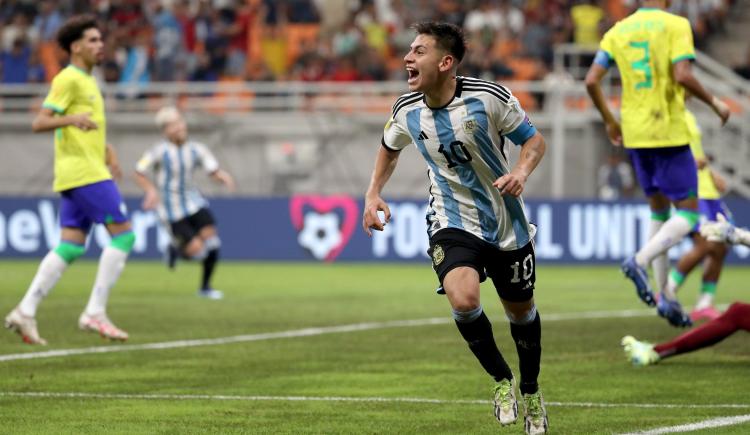 Imagen de Bombazo de urgencia: Echeverri abandonará la pretemporada con River y se irá al Sub 23