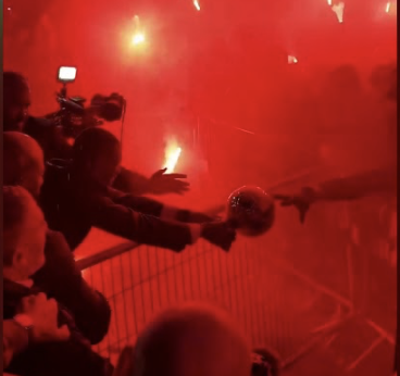 Imagen de ¿Mata derrota en el clásico?: Dembélé les dejó tocar el Balón de Oro a los hinchas de PSG
