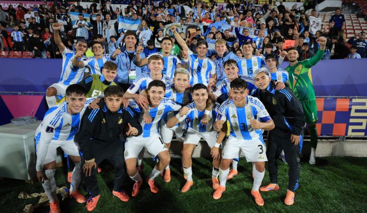 Imagen de De Messi a Dibu Martínez, la banca de la Scaloneta a los pibes de la Sub 20