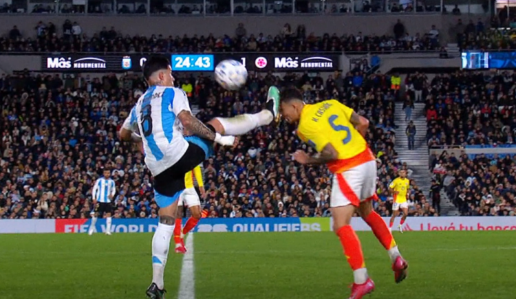 Imagen de El planchazo de Enzo Fernández a Kevin Castaño que dejó con diez a la Selección Argentina