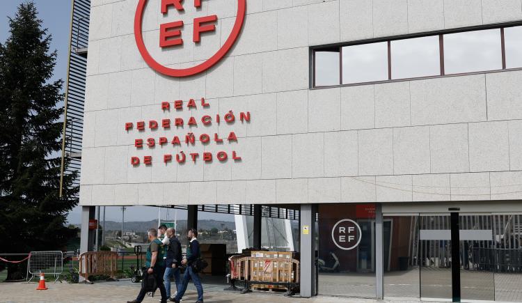Imagen de Escándalo en España: allanamiento y detenidos en la sede de la RFEF