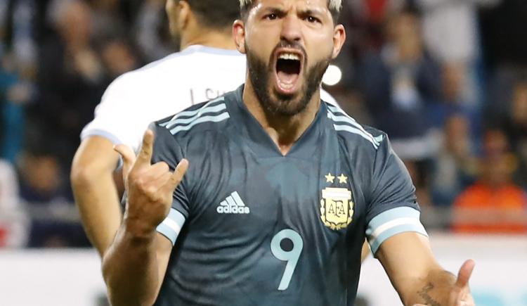 Imagen de UN MIMO PARA EL KUN: SUS GOLES FRENTE A URUGUAY