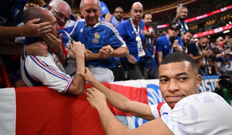 Imagen de Mbappé: pelotazo y disculpas a un hincha francés