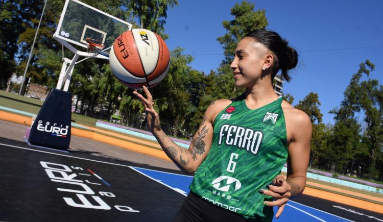 Imagen de La reina del básquet callejero: una jugadora influencer que brilla en el Ferro campeón