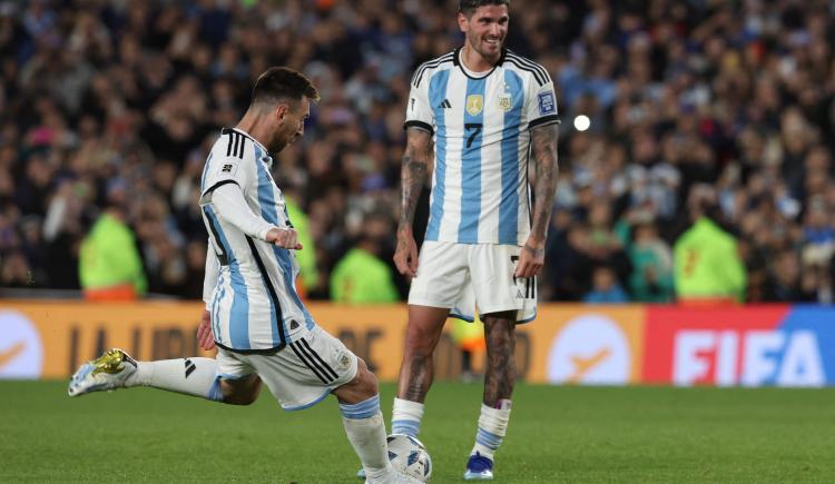 Imagen de Scaloni, duro con De Paul y cauto con Messi
