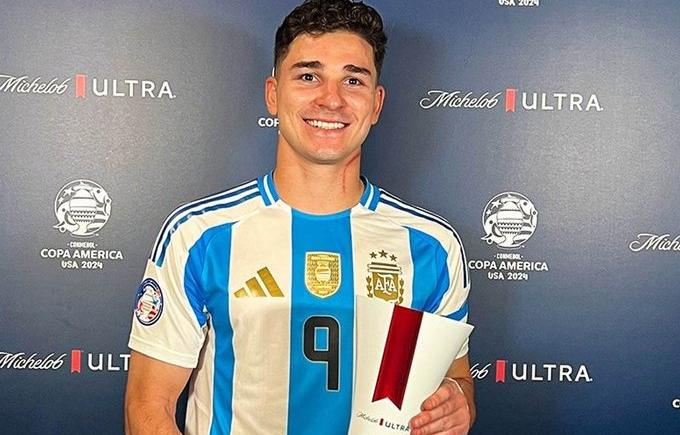 Imagen de Picó y lo picaron: Julián Álvarez cortó la sequía con la Selección y fue el MVP del debut