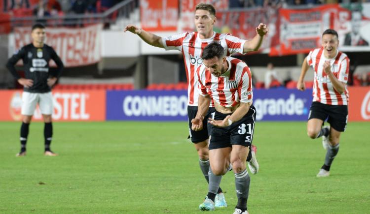 Imagen de Estudiantes: goleada y liderazgo en su grupo