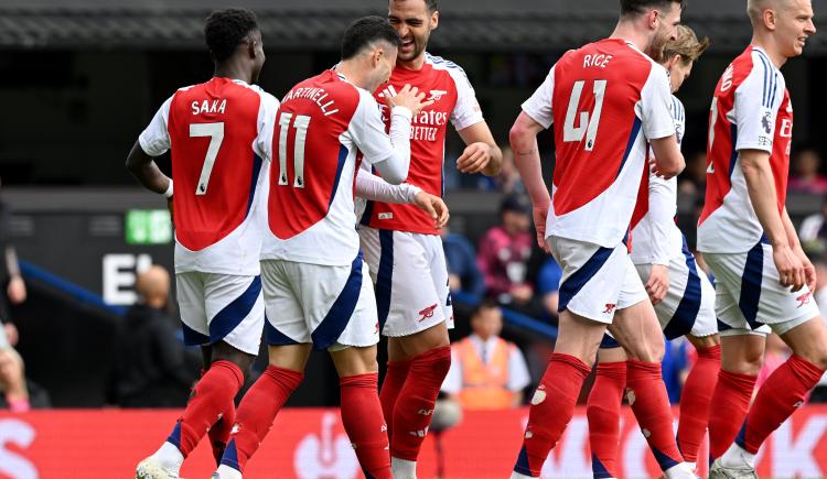 Imagen de Arsenal goleó y postergó el festejo de Liverpool