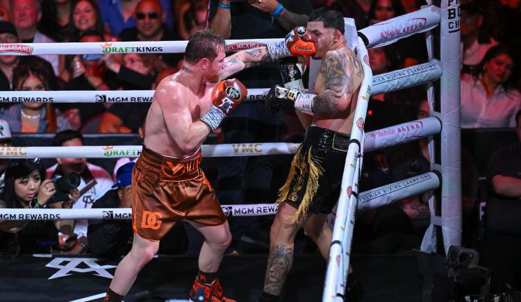 Imagen de Canelo sigue siendo el rey: se impuso por puntos y retuvo los títulos supermedianos